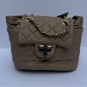 BADGLEY MISCHKA
BACKPACK Quilted Tan Chain